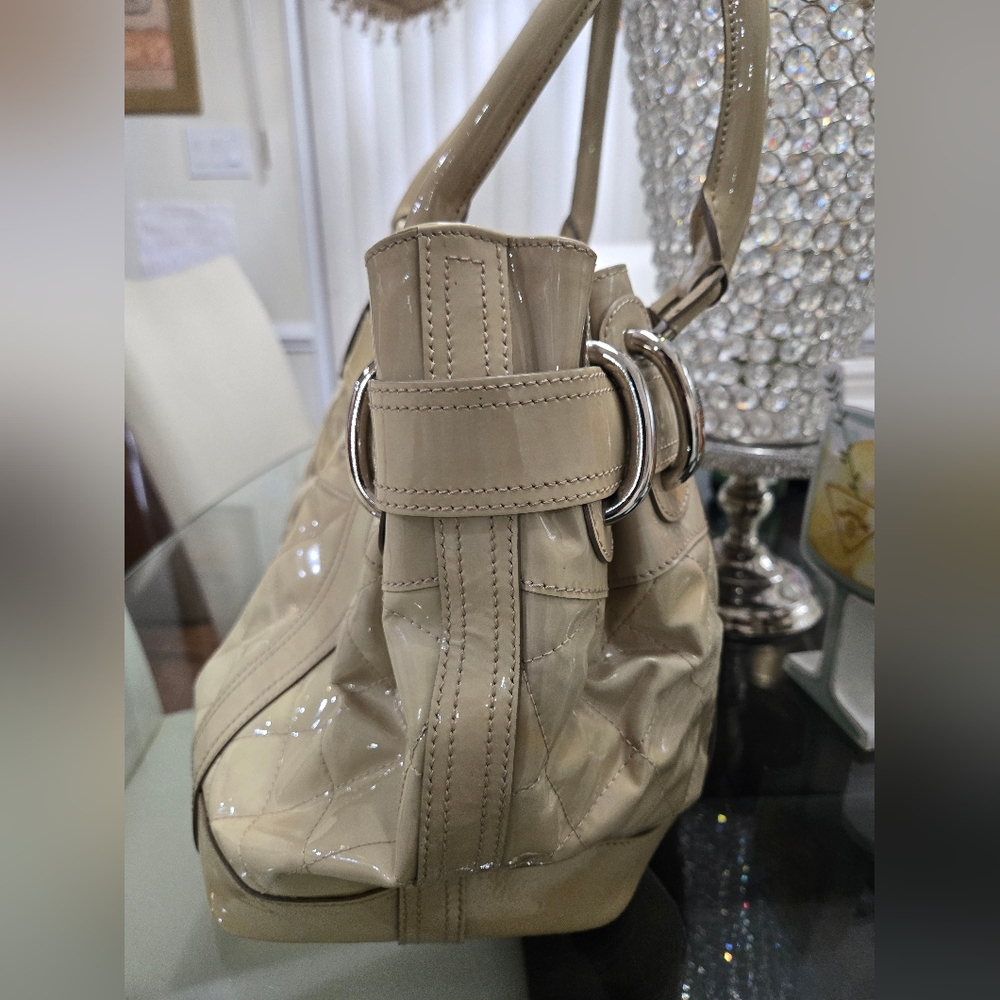 Burberry Beaton Elegant Beige Quilted Patent Tote - Picture 11 of 16